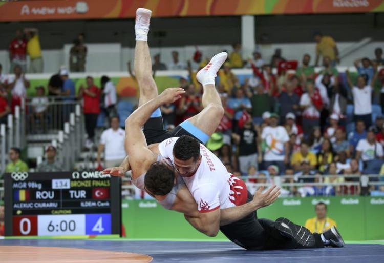 <p>Öte yandan Türkiye, 2016 Rio Olimpiyat Oyunları'nda üçüncü madalyasını milli güreşçi Cenk İldem'le aldı.</p>