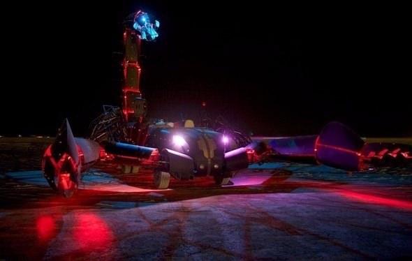 <p>Bilgisayarla kontrol edilebilen bu devasa araç 21 hidrolik nokta sayesinde kollarını ve bacaklarını hareket ettirebiliyor.</p>