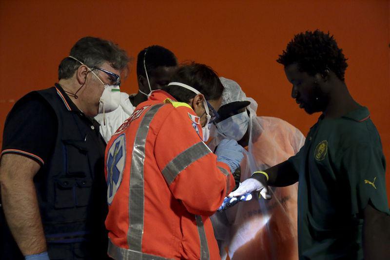 <p>Sığınmacılar gemilerden alınırken sağlık kontrol&uuml;nden ge&ccedil;irildi.</p>

<p>&nbsp;</p>
