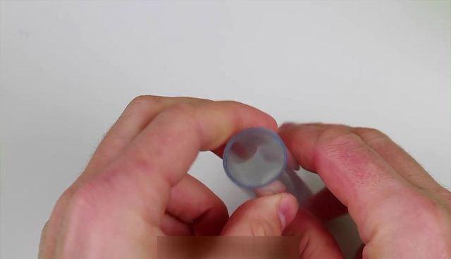 <p>Şişeden şişeye su aktarımı için yapmanız gereken, plastik şişeyi kesip rulo elde etmek.</p>
<p> </p>