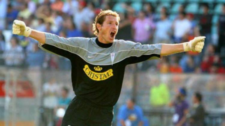 <p>JOSE MARIA BULJUBASICH | Arjantinli Buljubasich'e 2006 yılında beyninde tümör olduğu söylendi. O da önce tümörü yendi, ardından Universidad Catolica de Chile forması ile şampiyonluk yaşadı.</p>