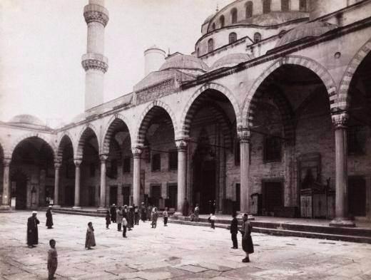 <p>Sultan Ahmet Camii avlusu 19. yüzyılın sonları.</p>

<p> </p>
