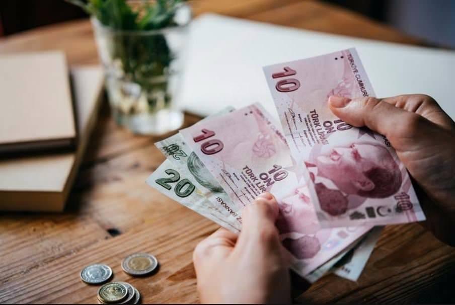 <p><strong>MEMURDA DURUM FARKLI</strong></p>
<p>Devlet memurları yani 4C ile çalışanlar için ise yıl, 15 Ocak ile bir sonraki yılın 14 Ocak arasında kabul ediliyor. Dolayısıyla memurlar 14 Ocak 2017'ye kadar dilekçe verirlerse 2016 emeklisi sayılacak ve zamdan faydalanacak.</p>