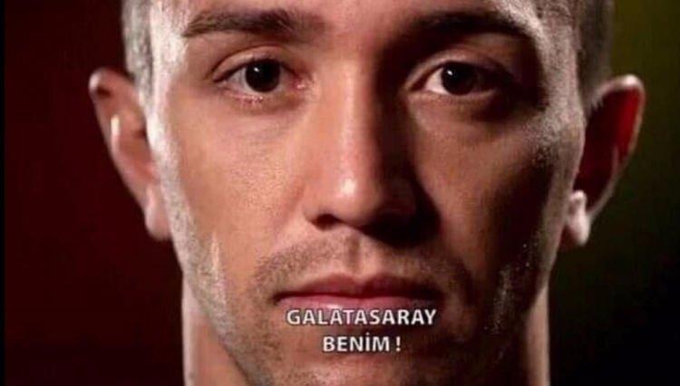 <p>-Paraşüte güvenip atlıyorsun, bir de açılmadığını düşünün. O şartta bile MUSLERA KURTARIR BEEE.</p>