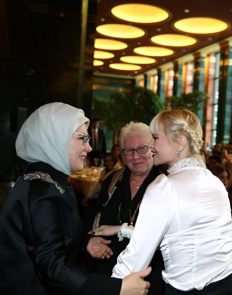 <p>Emine Erdoğan, yemeğe katılan sanatçı Seçkin Piriler ile sohbet etti.</p>
