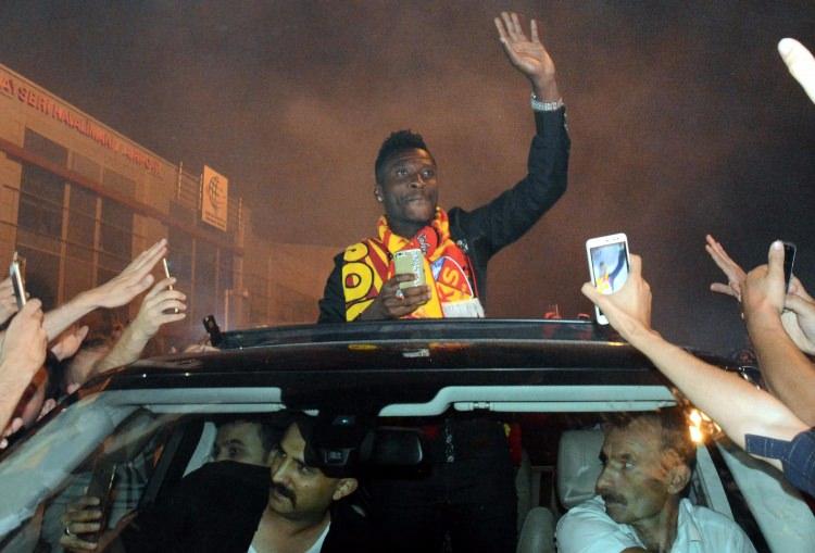 <p>El Ahli takımından transfer edilen Asamoah Gyan'ı havaalanında binlerce taraftar karşıladı. </p>
