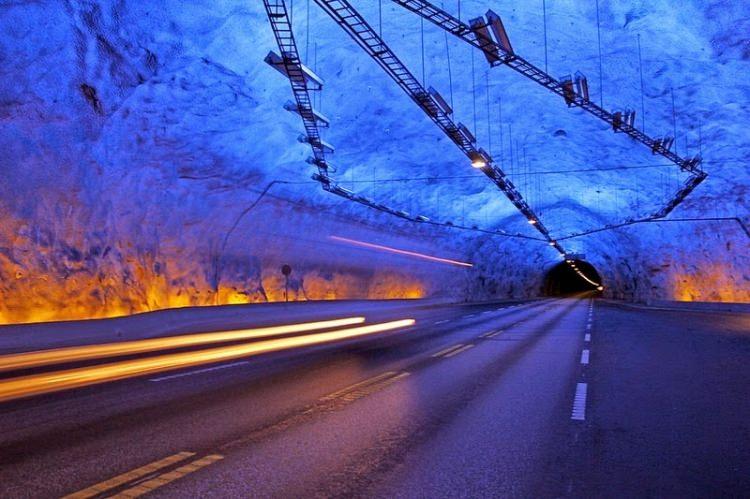 <p>Ayrıca tünelin ışıklandırmaları, insanların tünelin bir sonu olduğuna inandıracak şekilde düşünülmüş.</p>
<p> </p>