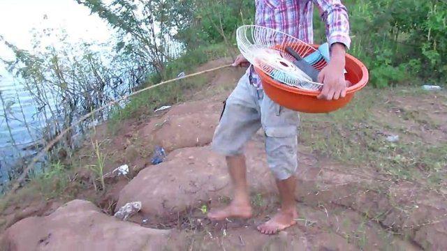 <p><strong>VANTİLATÖR TELİYLE BALIK AVLADI!</strong></p>

<p>Youtube'da açtığı kanalda, sıra dışı yöntemlerle avladığı hayvanları kameraya kaydeden Sopheana Mathis adındaki genç, bu kez vantilatör teli ve leğen kullanarak kısa sürede bir sürü balık yakaladı.</p>
