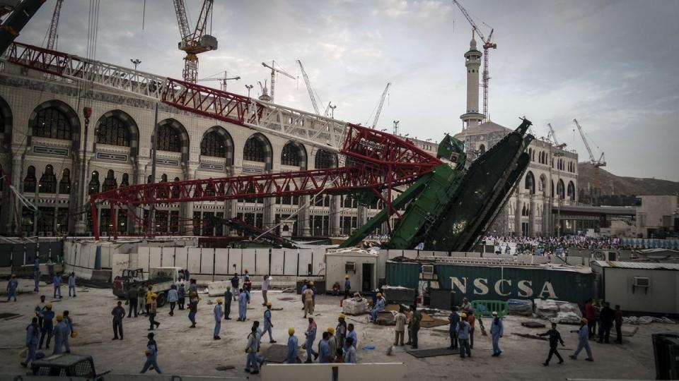 <p>Suudi Arabistan'ın Mekke kentinde etkili olan fırtına nedeniyle Kabe'de bir vincin devrildiği alanda günün ilk ışıklarıyla kazanın izleri ortaya çıktı. Olay sonrası Mescidi Haram'da vincin devrildiği Safa ve Merve tepelerinin bulunduğu alanın yanındaki yaklaşık 500 metrekarelik bölüm, 2. ve 3. katlar ibadete kapatıldı.</p>
