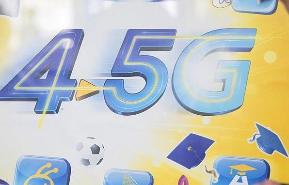 <p><strong>Telefonların ekranlarında ne yazacak?</strong></p>

<p>4,5G'nin kapsama alanına geçildiğinde ilk aylarda telefonların marka ve modeline göre ekranda "4G", "LTE" veya "4,5G" yazacak. Zamanla güncellemeler ve yeni model telefonların gelmesiyle hemen hemen tüm telefonların ekranlarında 4,5G ibaresi yer alacak.</p>
