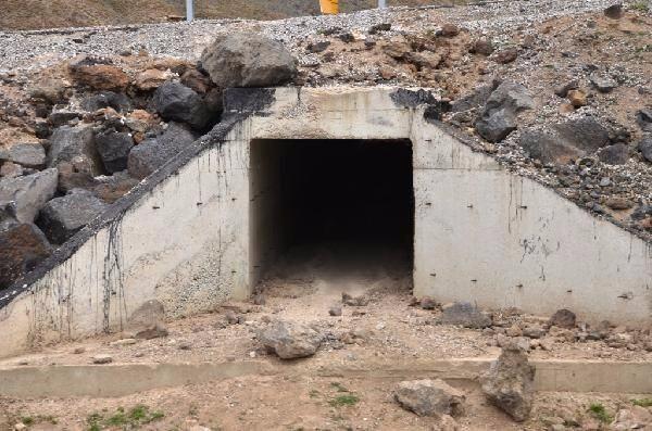 <p>Korucuların bilgi vermesi üzerine olay yerine sevk edilen çok sayıda asker bomba yerleştirilmiş tüpleri kontrollü patlatmak için yolu trafiğe kapattı. Bomba imha uzman ekipleri tüpleri köprünün altından çıkararak boş bir arazide kontrollü olarak patlattı. Patlamanın etkisi ile 3 büyük çukur oluşurken Somkaya Köyü'nde bazı evlerin camları kırıldı. Tüplerin imha edilmesi ardından yol trafiğe açıldı. </p>

<p> </p>
