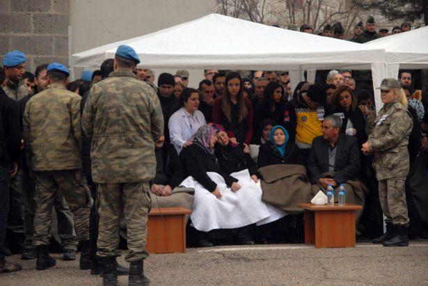 <p>Diyarbakır’ın Sur ilçesinde dün sabah saatlerinde çıkan çatışmada şehit olan 1’i teğmen 5 asker, bugün düzenlenen törenin ardından memleketlerine gönderildi.</p>

