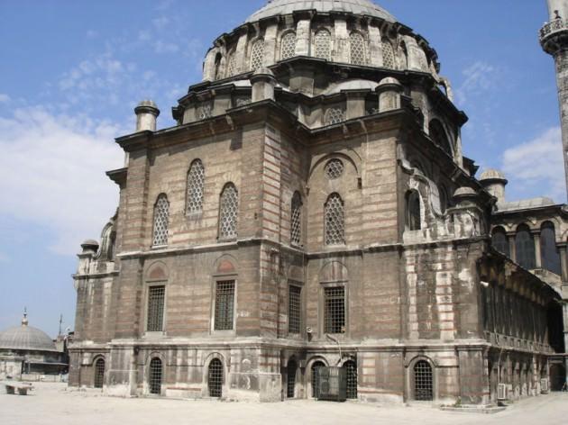 <p>Laleli Camii'nin restorasyonu yapılmadan önce...</p>