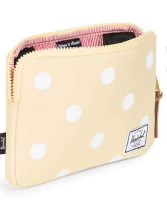 <p>Herschel Ipad Kılıfı</p>

<p>59.99 TL</p>

