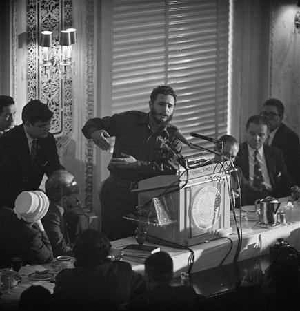 <p>Üniversite eğitimi sırasında hukuk alanına yoğunlaşan Fidel Castro, Küba'daki mevcut rejime karşı olan pek çok gruba dahil oldu. 1950 yılında okulundan derece ile mezun oluşunun ardından politikanın gücünü keşfetti ve Ortodoks Parti'ye katıldı.</p>
<p> </p>
<p> </p>
<p> </p>