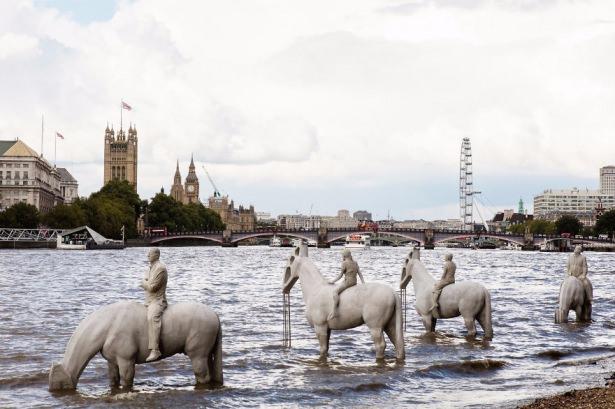 <p>Londra'da yapılan bu heykel görenleri şaşırtıyor. Heykel'in özelliklerinden birisi de iklim değişikliğine ayak uydurması. Heykellerin bu değişikliğini ise  insanlar günde iki defa seyredebiliyor. </p>
