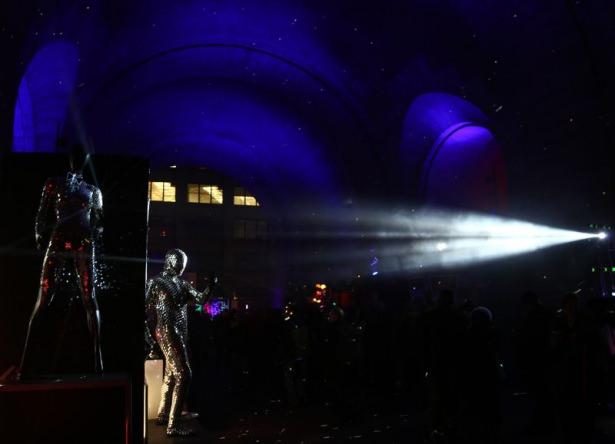 <p>K&ouml;pr&uuml;n&uuml;n Brooklyn tarafındaki bir kemerinde ger&ccedil;ekleştirilen etkinlikte, k&ouml;pr&uuml; duvarlarına projeksiyon cihazıyla renkli g&ouml;r&uuml;nt&uuml;ler yansıtıldı.</p>
