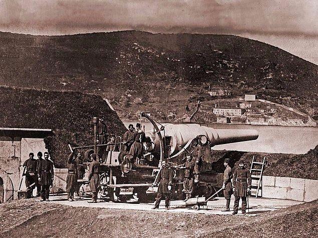 <p>85. Boğaz'da top atışı yapmaya hazır Türk Askerler.</p>
