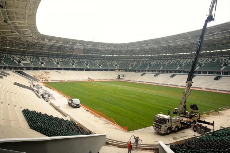 <p>Kocaeli'de yapımı s&uuml;ren, hem ulusal hem de uluslararası organizasyonlara ev sahipliği yapması hedeflenen 33 bin kişilik stadyumun inşaatı y&uuml;zde 98 oranında tamamlandı.</p>
