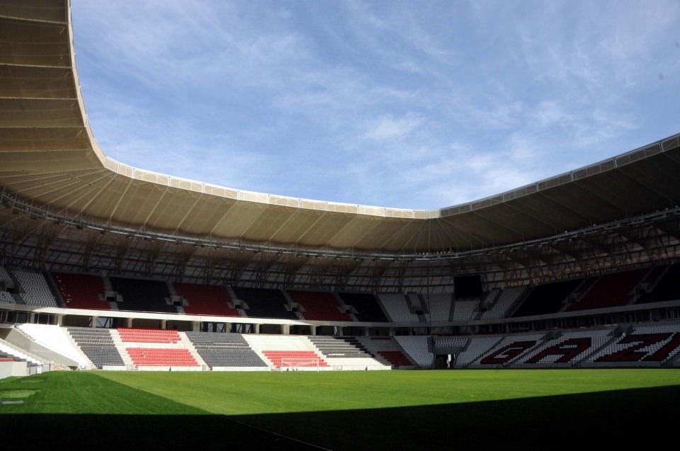 <p>Koltukları monte edilen kale direkleri yerleştirilen fileleri asılan stadın çimleri de serildi. </p>
