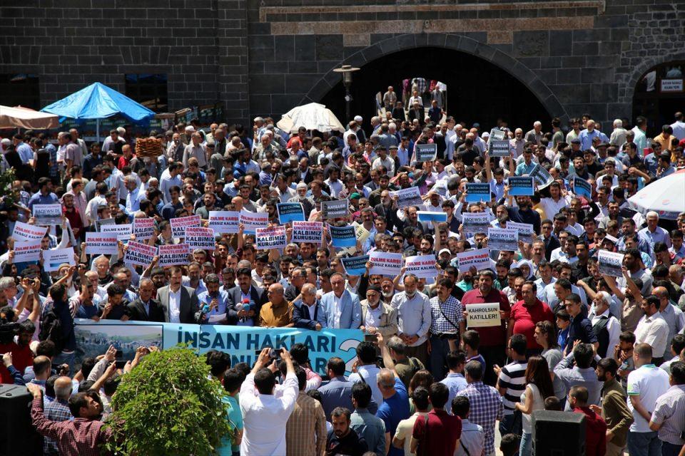 <p>Diyarbakır Ulu Camii'de Dürümlü'de terör örgütü PKK tarafından katledilen 16 vatandaş için protesto eylemi düzenlendi.</p>

<p> </p>
