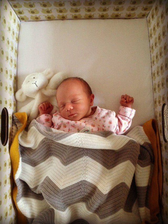 <p>Yeni doğanların daha huzurlu uyumaları için bebekleri karton kutularda yatıran Finlandiyalıların başlattığı bu fikir birçok ülkeye yayıldı.</p>
