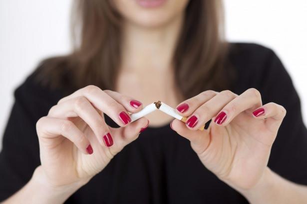 <p>Sigara içenlerin vücudunda biriken nikotinin etkileri yıllarca kendini gösterebilir. Ancak bazı besinlerin nikotini temizlediğini biliyor muydunuz?</p>

