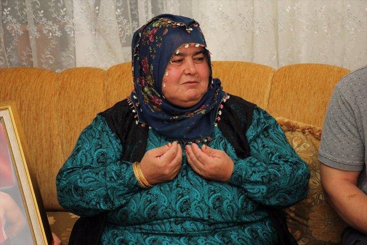 <p> Rıza Kayaalp'in final mücadelesini Yozgat'ta yaşayan ailesi televizyondan büyük heyecanla izledi. Rıza Kayaalp'in annesi, babası, kardeşleri ve diğer akrabaları, karşılaşma boyunca heyecan içinde dua etti. Aile, maç sonunda büyük sevinç yaşadı, hepsi birbirine sarıldı.</p>
