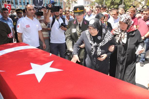 <p>Van’ın Saray ilçesinde teröristlerin açtığı ateş sonucu şehit olan 23 yaşındaki 20 günlük Teğmen Emre As, Tokat’ın Zile ilçesinde son yolculuğuna uğurlandı. Cenaze töreninde şehidin meslektaşları gözyaşlarına boğuldu.</p>
