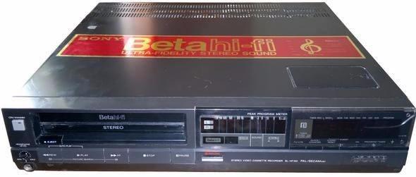 <p>Betamax <br />
<br />
Pazarlamanın çarpıklığının boyutlarını göstermesi açısından Betamax kötü bir ürün değildi. Video savaşlarında karşısında VHS'yi bulan Sony, Betamax'ı tamamen hazır olmadan piyasaya sürerek yarışta öne geçmeyi denedi. Ancak Betamax bir saat video kaydederken, VHS iki saat video kaydedebiliyordu</p>
