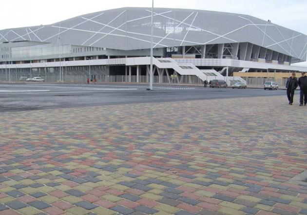 Karpaty Lviv'in maçlarını oynadığı 30 bin seyirci kapasiteli Lviv Stadı, 2011 yılının ekim ayında inşa edildi.Karpat Dağlarının yakınlarındaki 735 bin nüfuslu Lviv kenti, bir dönem Polonya'ya aitti. Stadın yenilenmesinin ardından yapılan ilk maçta 15 Kasım 2011'de Ukrayna, Avusturya'yı 2-1 yendi.Şampiyonada maçların oynanacağı en küçük stat olan Lviv stadının 29 Ekim 2011'deki açılışında 2 bin aktör, dansçı ve akrobatın katıldığı bir gösteri yapıldı.
