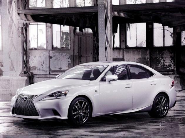 IS yeni Lexus'lara özgü ön ızgaraya sahip. Bu ızgara bütün yeni Lexus modellerini süsleyen ayırt edici bir özellik haline geldi.