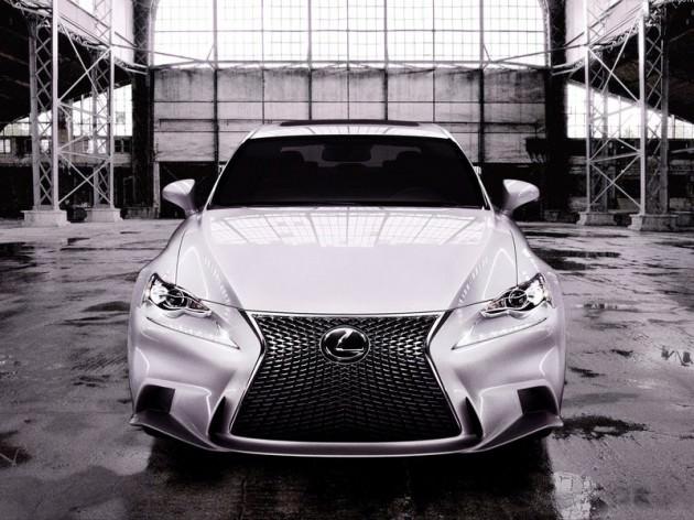 <p><strong><span style="color: #0000ff;">ARKADA YETERİNCE YER SUNMUYORDU</span></strong><br /> <br />Lexus aracın iç kısmının, arka koltuklarda daha fazla yer sunabilmesi için yeniden düzenlendiğini söylüyor. Mevcut model arkada yeterince yer sunmadığı için çok eleştiriye uğramıştı.</p>
