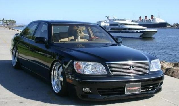 <p>Lexus LS400</p>
