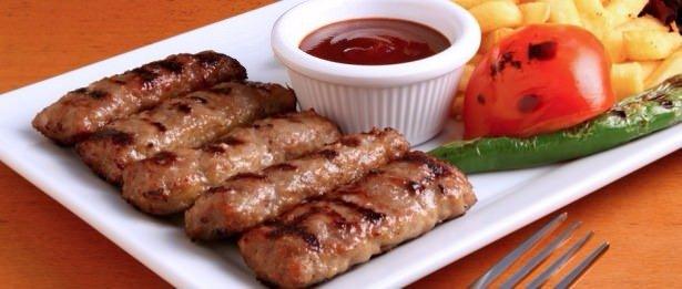 <p>Köftenizin daha lezzetli olması için,köfteye ilave edeceğiniz bayat ekmek dilimlerinin kabuklarını ayırın ve içlerini ılık et veya tavuk suyunda ıslatın.</p>