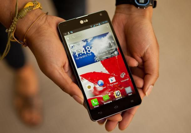 LG Optimus G Halefi: LG firmasının 2012 yılında piyasaya sürdüğü amiral gemisi LG Optimus G akıllı telefon büyük beğeni topladı. Söylentilere göre şirket, kısa bir süre sonra düzenlenecek olan CES Tüketici Elektronik Fuarı'nda Optimus G'nin halefi olacağı söylenen yeni bir cihaz tanıtacak. Ancak Şubat ayı sonlarında gerçekleşecek olan Mobil Dünya Kongresi'nde tanıtma ihtimali daha olası bir zaman gibi görünüyor. Şirketin bir sonraki amiral gemisi adayı E940 kod adlı cihaz olabilir.