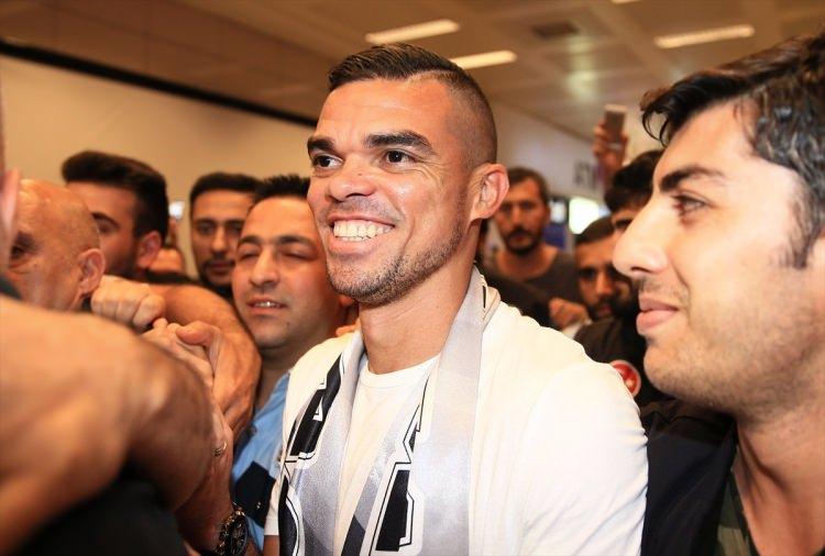 <p><strong>VODAFONE ARENA'DA İMZA TÖRENİ DÜZENLENECEK</strong></p>

<p>Havaalanından dinleneceği otele giden Pepe öğleden önce sağlık kontrolünden geçecek. Portekizli stoper için saat 14:00'de Vodafone Arena'da başkan Fikret Orman'ın da katılacağı imza töreni düzenlenecek.</p>
