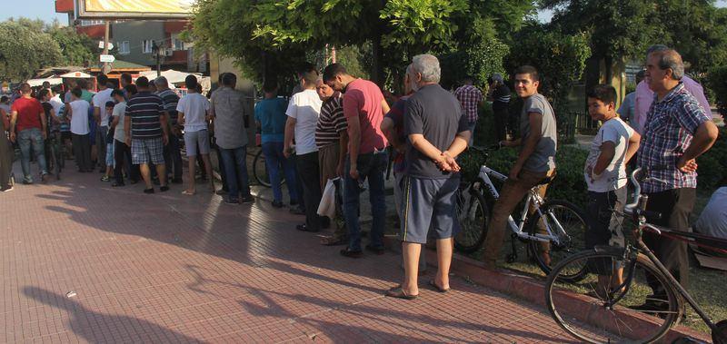 <p>Adana’da 50 dereceyi bulan sıcak havalarda serinlemek isteyen vatandaşlar, Dağlardan getirilen kardan satın almak için kuyruklar oluşturdu.</p>

<p> </p>
