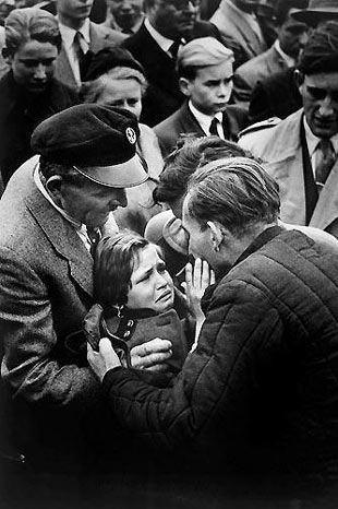 <p>1956 Helmuth Pirathİkinci Dünya Savaşı sırasında Sovyetler Birliği tarafından esir alınan bir Alman'ın yıllar sonra kızıyla buluşması Pirath'a Pulitzer ödülü kazandırdı. </p>
