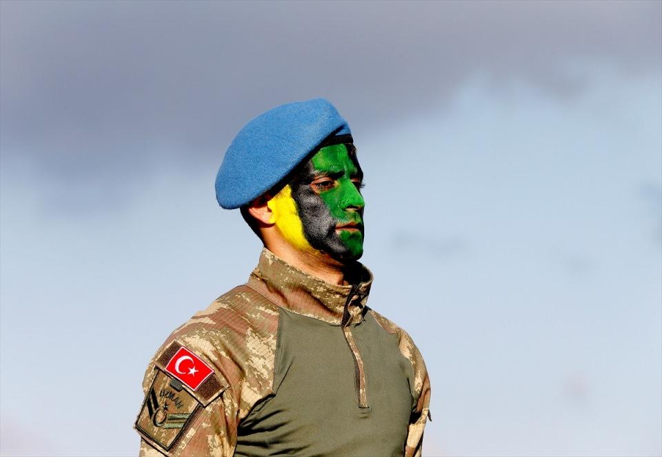 <p>Saygı duruşunda bulunulması ve İstiklal Marşı'nın okunmasıyla başlayan törende konuşan Jandarma Komando Okulu ve Eğitim Merkez Komutanı Tuğgeneral Semih Okyar, kursiyerlerin zorlu ve yorucu bir eğitimi başarıyla tamamlayarak mezun olmaya hak kazandıklarını belirtti.</p>