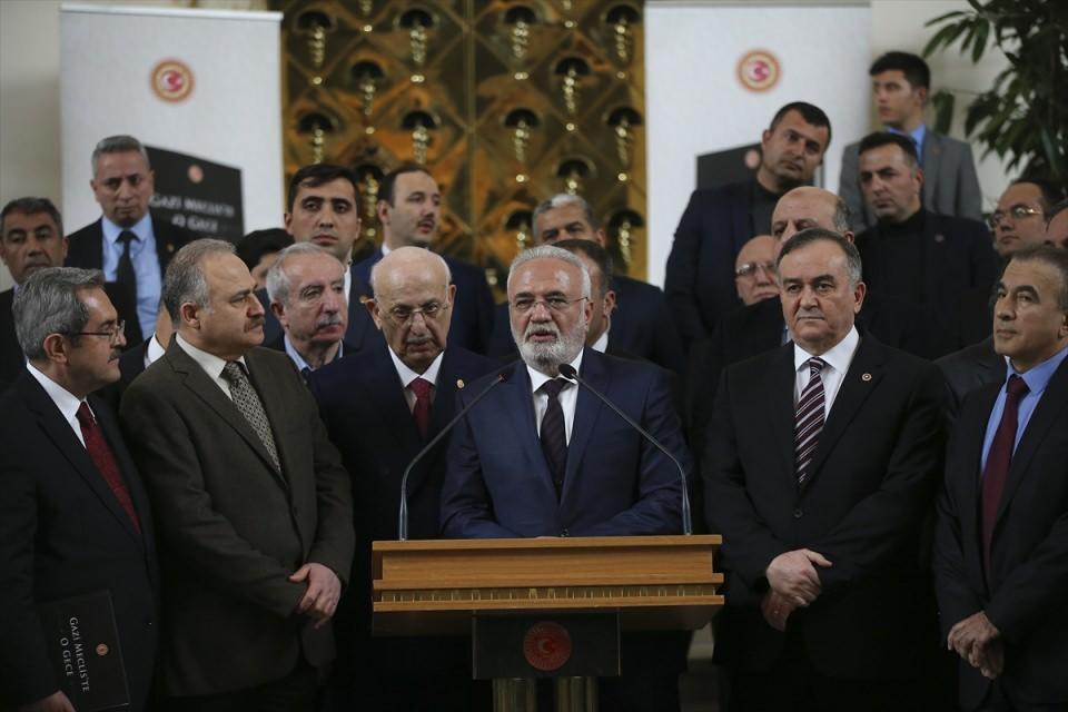 <p>Bundan böyle hiç kimse eline silah alıp, bildiri okuyup, bilmem ne konseyi deyip 'darbe yaptım' diyemez. Çünkü toplum, demokrasiyi özümsediğini ortaya koydu."</p>
<p> </p>