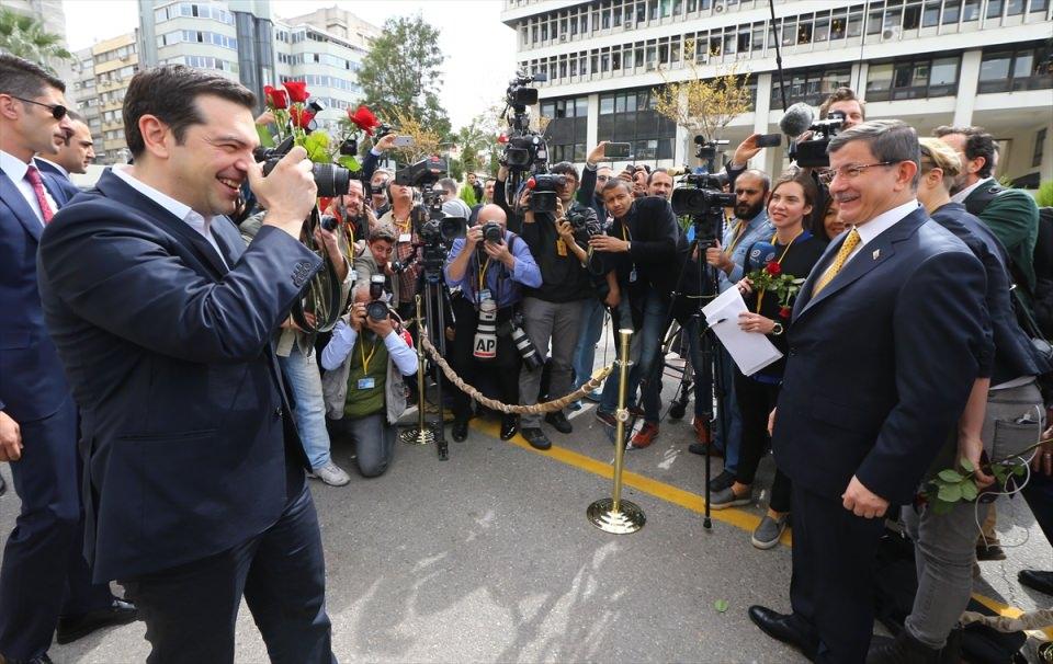 <p><strong>GENİŞ GÜVENLİK ÖNLEMİ </strong></p>
<p> </p>
<p>Kentin en işlek yeri olan Konak Meydanı'ndaki ofisin çevresi emniyet görevlileri tarafından demir bariyerlerle çevrildi. Geniş güvenlik önlemlerinin alındığı ofis çevresindeki binaların çatılarına keskin nişancılar yer aldı. Türk ve Yunan gazeteciler, akreditasyon kartlarıyla X-Ray cihazından geçerek ofisin bahçesine girdi. Ofisin önündeki dört direği iki Türk iki Yunan bayrağı çekilirken ofisin merdivenlerine de Türk ve Yunan bayrakları kondu. </p>