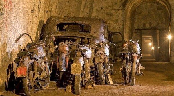 <p>Herkesi şaşırtan olay bu tünellerde bulunan artık antika diyebileceğimiz otomobiller, savaş sırasında kaybolmuş parçalanmış Aurelio Padovani'nin yaptığı faşist döneme ait anıtlar, motosikletler olmasıydı.<br />
</p>