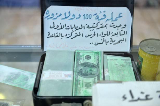 <p>Kaddafi döneminde tankçılar birliğinde bulunan sahte paralar </p>
