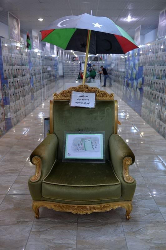 <p>Müzenin girişinde Kaddafi'ye ait olan bir koltuk</p>
