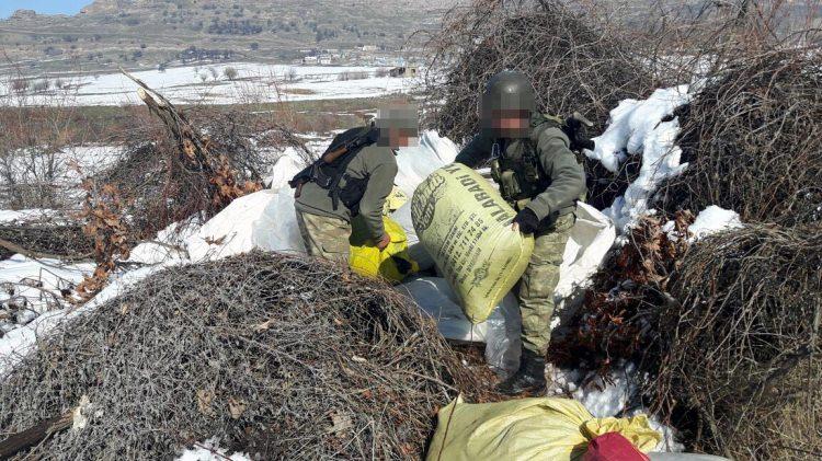 <p>Lice Tepe Jandarma Karakol Komutanlığı'nca; Lice İlçesi Kabakaya Köyü içerisinde bulunan dere yatağına gizlenmiş vaziyette 60 torba içerisinde toplam 1 ton 211 kilo toz esrar maddesi ele geçirilmiş olup, Cumhuriyet Savcılığı'nın talimatı ile uyuşturucu maddeye el konulmuş olup, olay ile ilgili adli işlemlere başlanılmıştır.</p>
