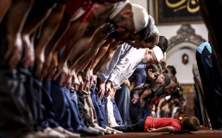 <p>ETO'O - <strong>Bursa'da Ramazan</strong></p>
<p> </p>
<p><a href="http://www.ahaber.com.tr/galeri/yasam/cumhurbaskani-erdogan-aanin-yilin-fotograflari-oylamasina-katildi/36">.</a></p>