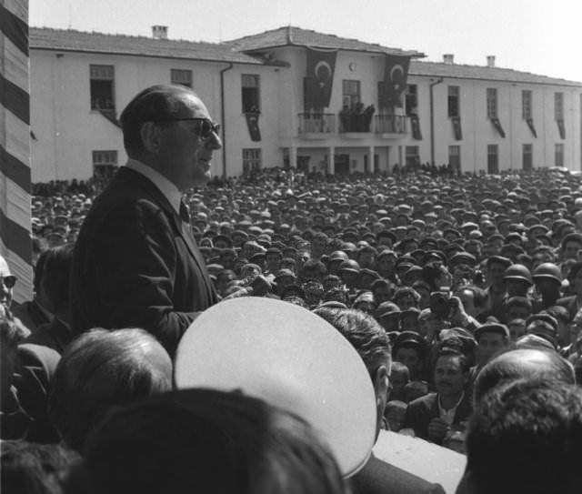 <p><strong>ADNAN MENDERES</strong></p>
<p>1 Temmuz 1953 İzmir</p>