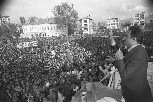 <p><strong>BÜLENT ECEVİT</strong></p>
<p>8 Mayıs 1977 Isparta</p>