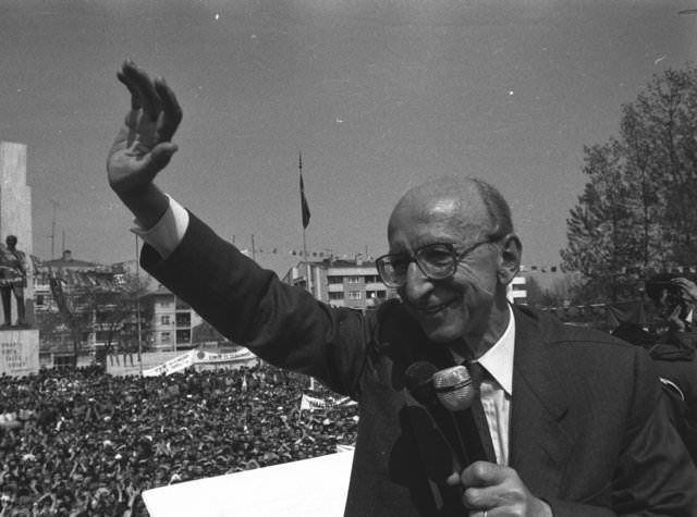 <p><strong>ERDAL İNÖNÜ</strong></p>
<p>7 Nisan 1990 Düzce</p>